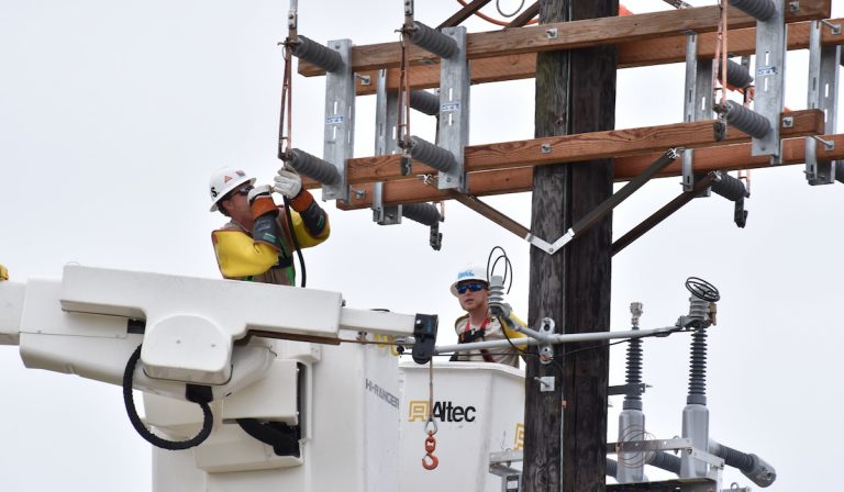 Read more about the article Entergy Mississippi Installs New Equipment to Minimize Outages